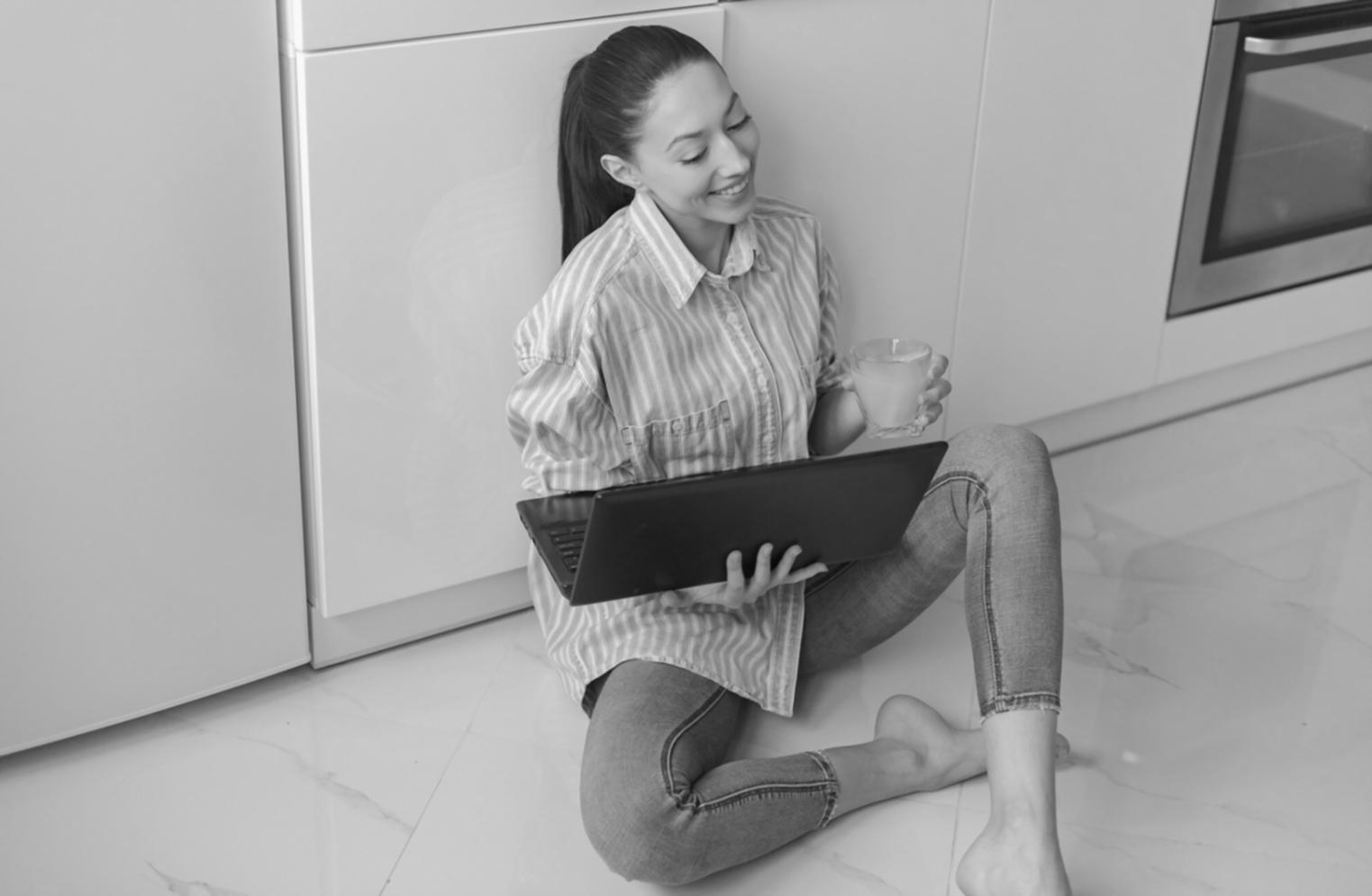 Estudante a trabalhar com sistemas de automação financeira em ambiente de aprendizagem personalizado